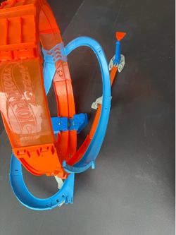 Hot Wheels Loop Mayhem Battery Operated Track Set