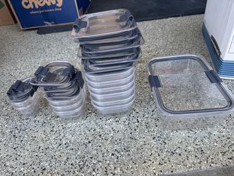 Rubbermaid plastic container set