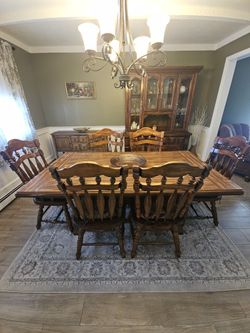 Virginia House Hutch and Dinning Room Table Set