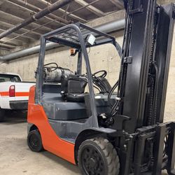 TOYOTA M8 forklift,6600 lb, 3 stage, side shift 