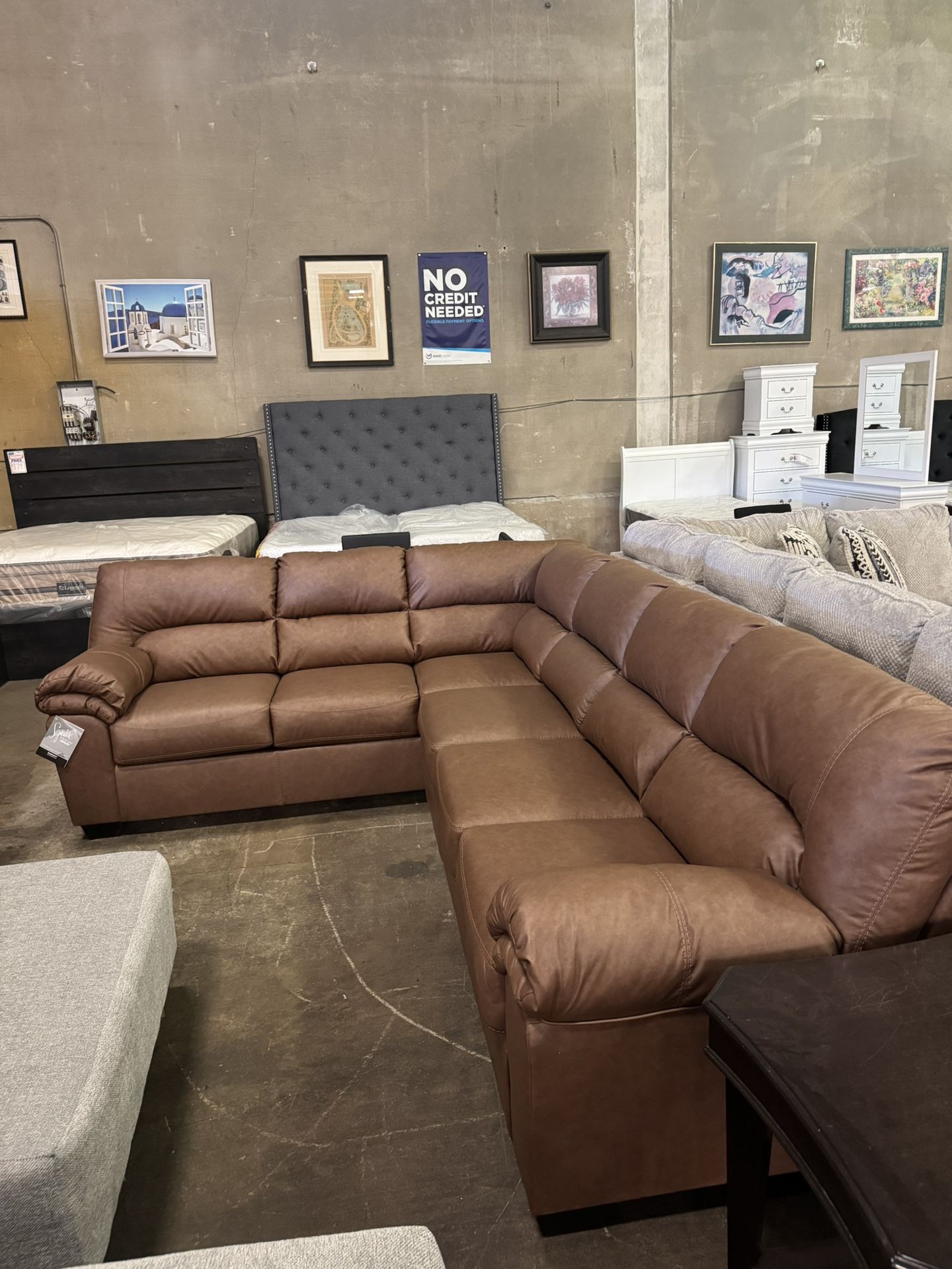 Leather Sectional. 🚚WE DELIVER🚚