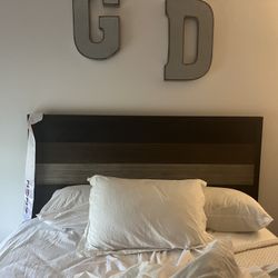 Rooms To Go Queen Bed frame and Dresser 