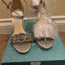 New Betsey Johnson Juno Silver Heels Size 5 Women’s 