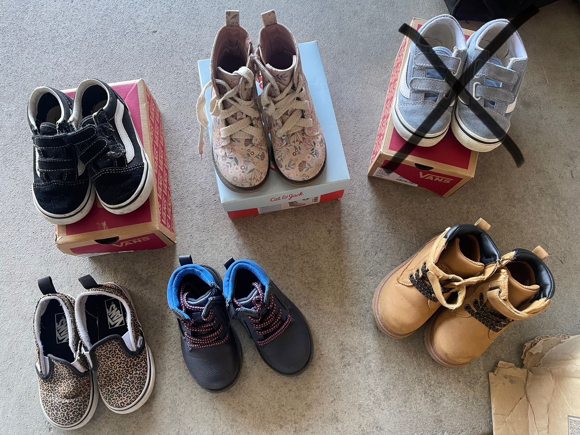 Kids Shoes Read Description