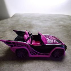 Monster High Eeekend Getaway G3 Draculaura Clawdeen Black & Pink Car Convertible