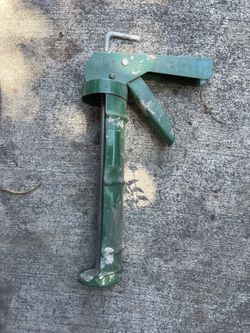 Newborn Economy Steel Caulking Gun