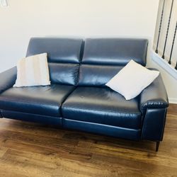 Like-New Living Room Sofa – Excellent Condition