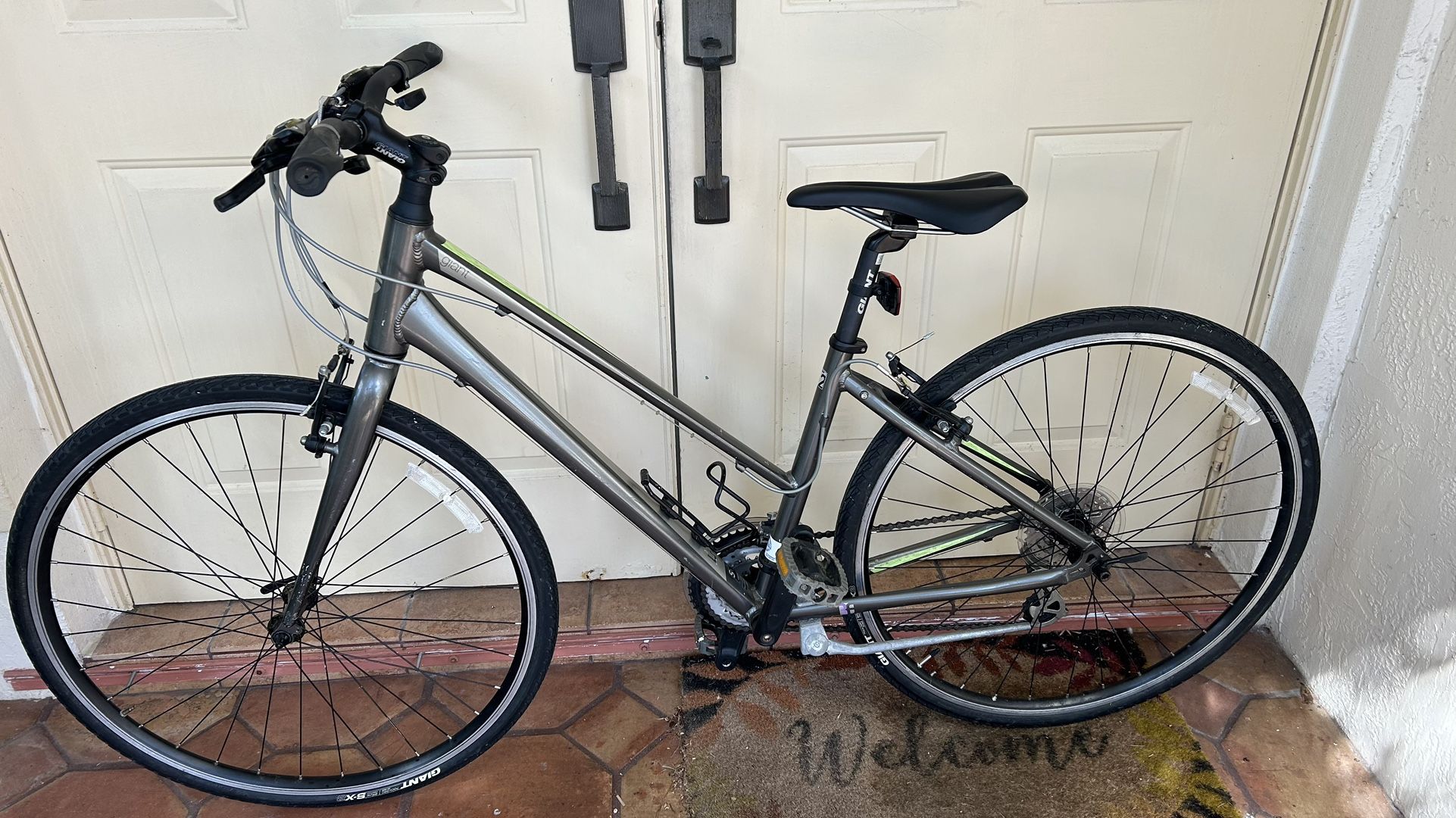 Adult Giant Escape 2 Hybrid Bike 700c Wheels Small Frame, 24 Speed Bicycle