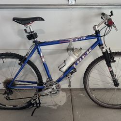 Trek 930 Mountain Bike 19.5” w/ Front Shock