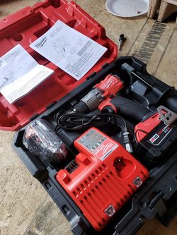 LIKE NEW MILWAUKEE HAMMER DRILL DRIVER ,2 BATTERIES XC5.0 ,2.0 & CHARGER, PT# 2804-20