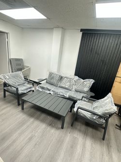 4-piece patio set with gray cushions