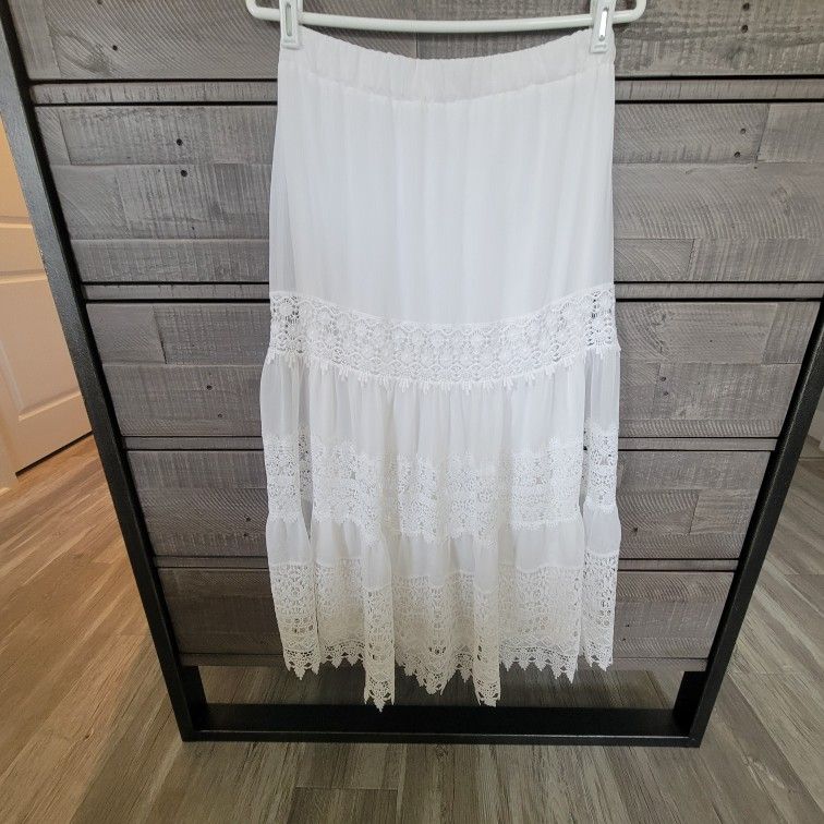 VERY PRETTY CHICO'S WHITE LACE WITH LINING SKIRT. ELASTIC WEST LINE. FITS SIZE 30 EXTENF 36 INCHES.