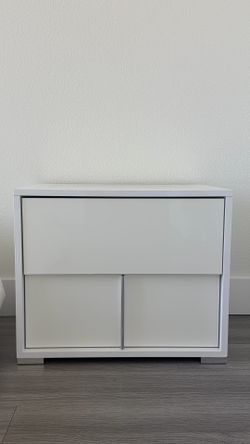 2 Modern White Nightstands