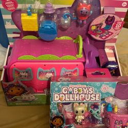 Gabby’s Dollhouse, Celebration Party Bus Transforming Vehicle Playset with Gabby & DJ Catnip Toy Figures