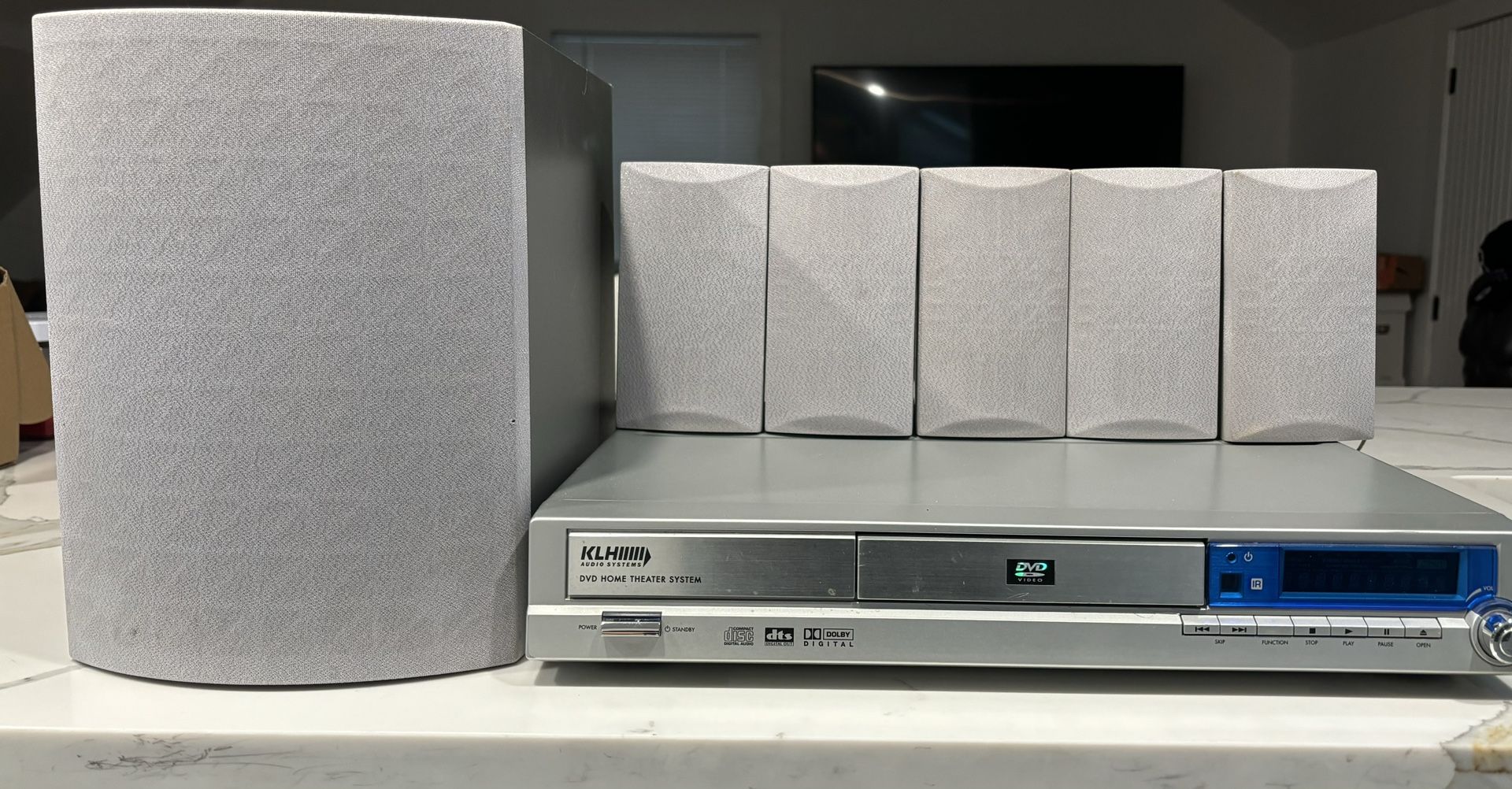 KLH DVD HOME THEATRE SYSTEM DVD PLAYER DVD33 SILVER WITH 5 SPEAKERS AND SUBWOOFER