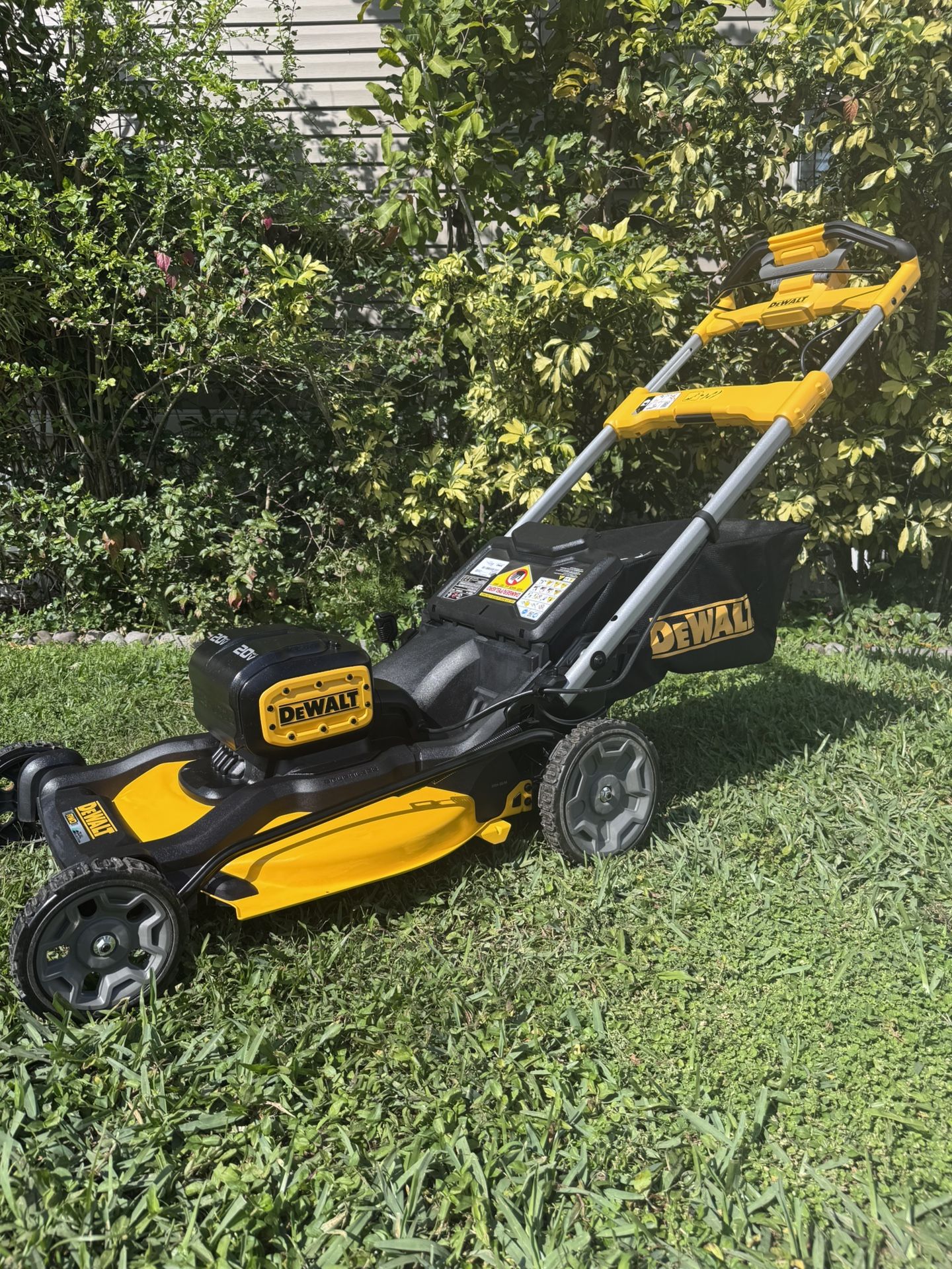 DEWALT XR 21 INCH / 2X 20 V BRUSHLESS MAX REAR WHEEL DRIVE , SELF PROPELLED MOWER INCLUDES 2 10H BATTERY AND 2 CHARGERS. UP TO 80 MIN OF RUNTIME, HIG