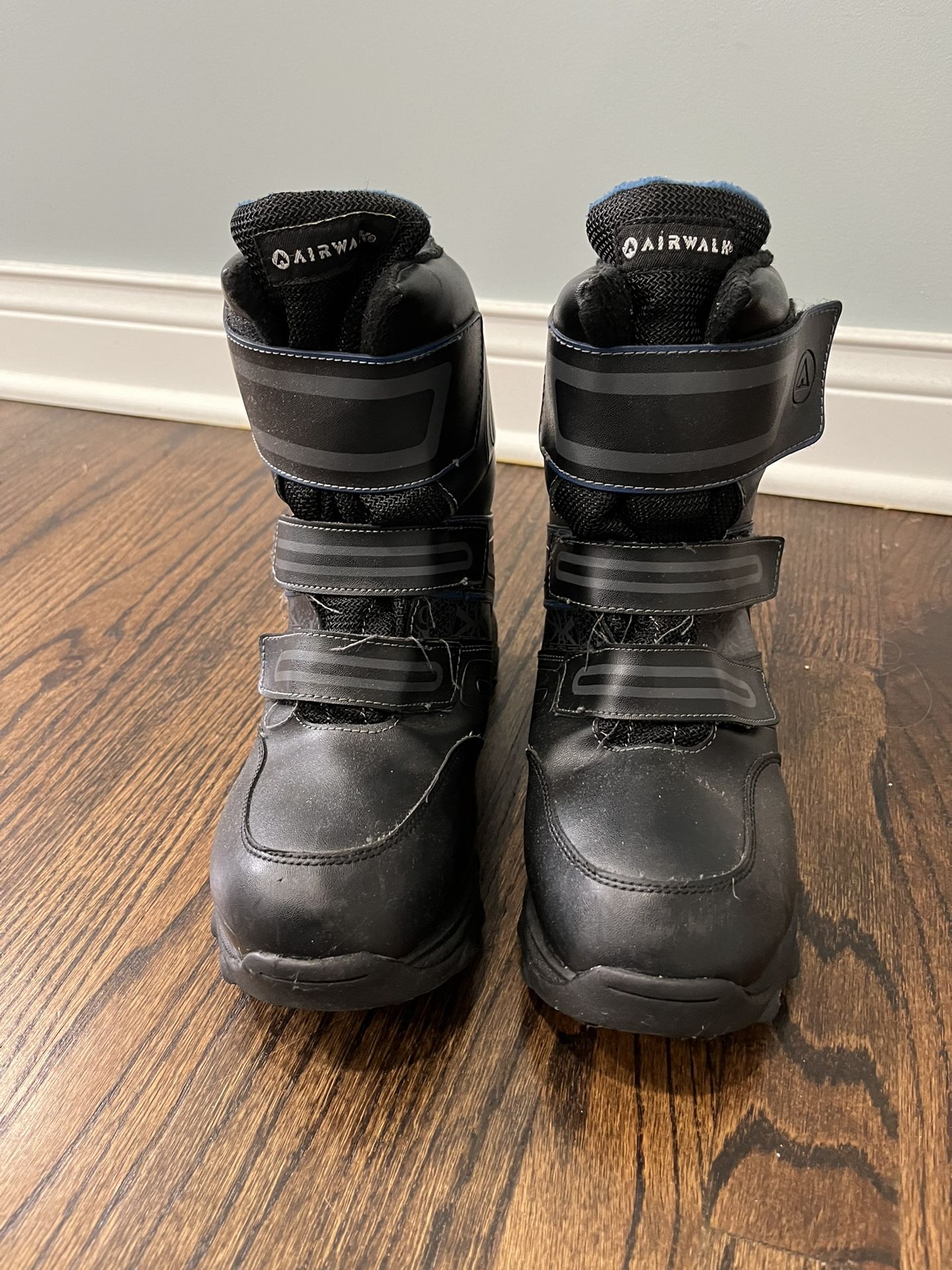 Airwalk size 7 Boys Snow Boots