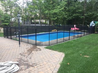Swimming pool fence