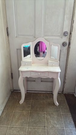 Little kids vanity