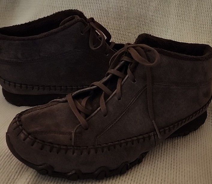 NEW Womens Brown Skechers 8.5 Moccasins Totem Pole, Relaxed Fit, Wide Width, Memory Foam, Suede, Soft Faux Fur Lined. Biker Linage, Chukka Boot Bootie