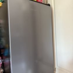 Mini fridge 