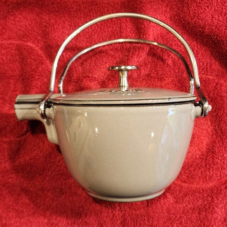 Staub Cast Iron Round Tea Kettle, 1 qt/42.5 oz Graphite Grey