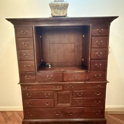 MAKE OFFER… NEED GONE ASAP!!! Beautiful wall unit, lots of storage, Drawers. TV Hideaway  85x68x20