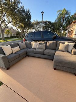 FREE DELIVERY‼️ Kevin Charles Sleeper Sectional