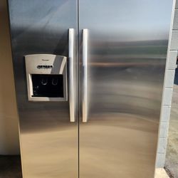 This 48-inch wide refrigerator is in good condition. It has an ice maker and comes with a 3-month warranty.  The brand is Thermador.