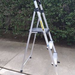 Aluminum Lightweight Step Ladder 
