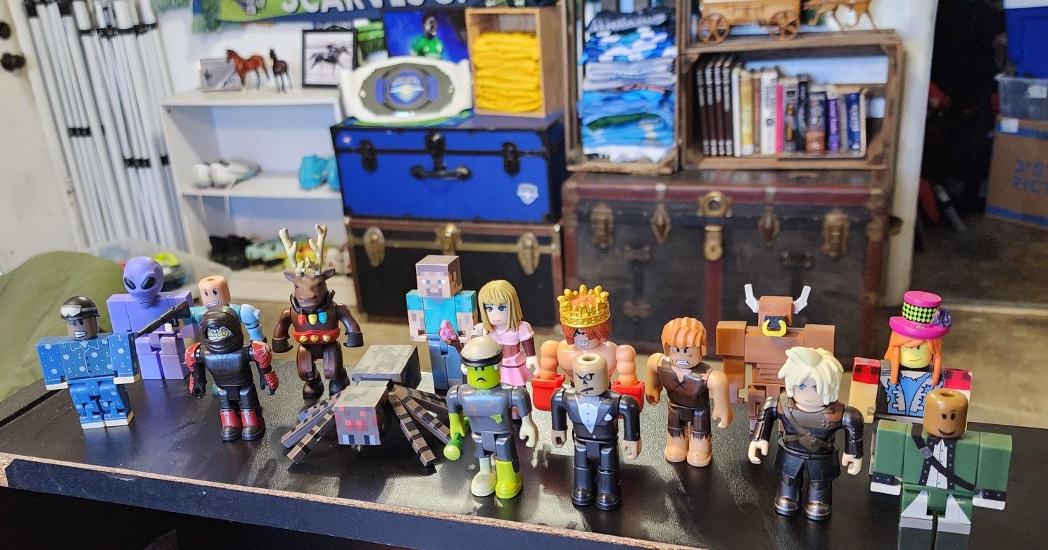 Minecraft And Roblox Figure Bundle