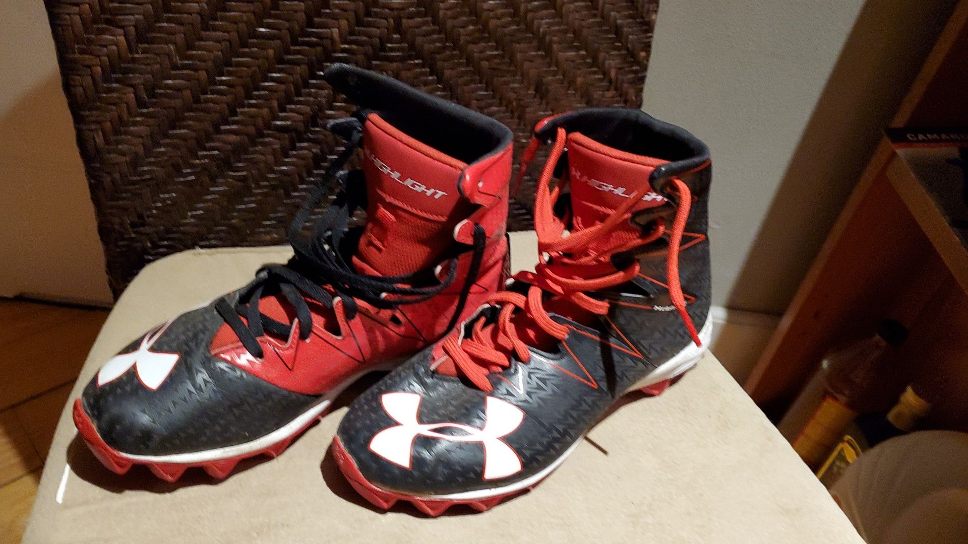 Size 6 youth/kids Under Armour Clutch fit cleats