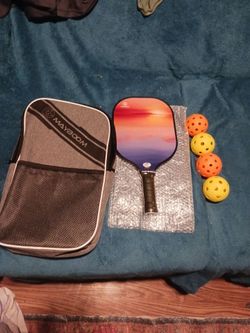 may boom pickle ball racket with 4 balls