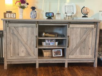 Entertainment center