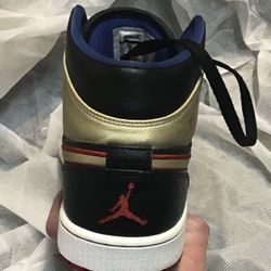 Jordan 1’s Gold/red/blue/black Size 9