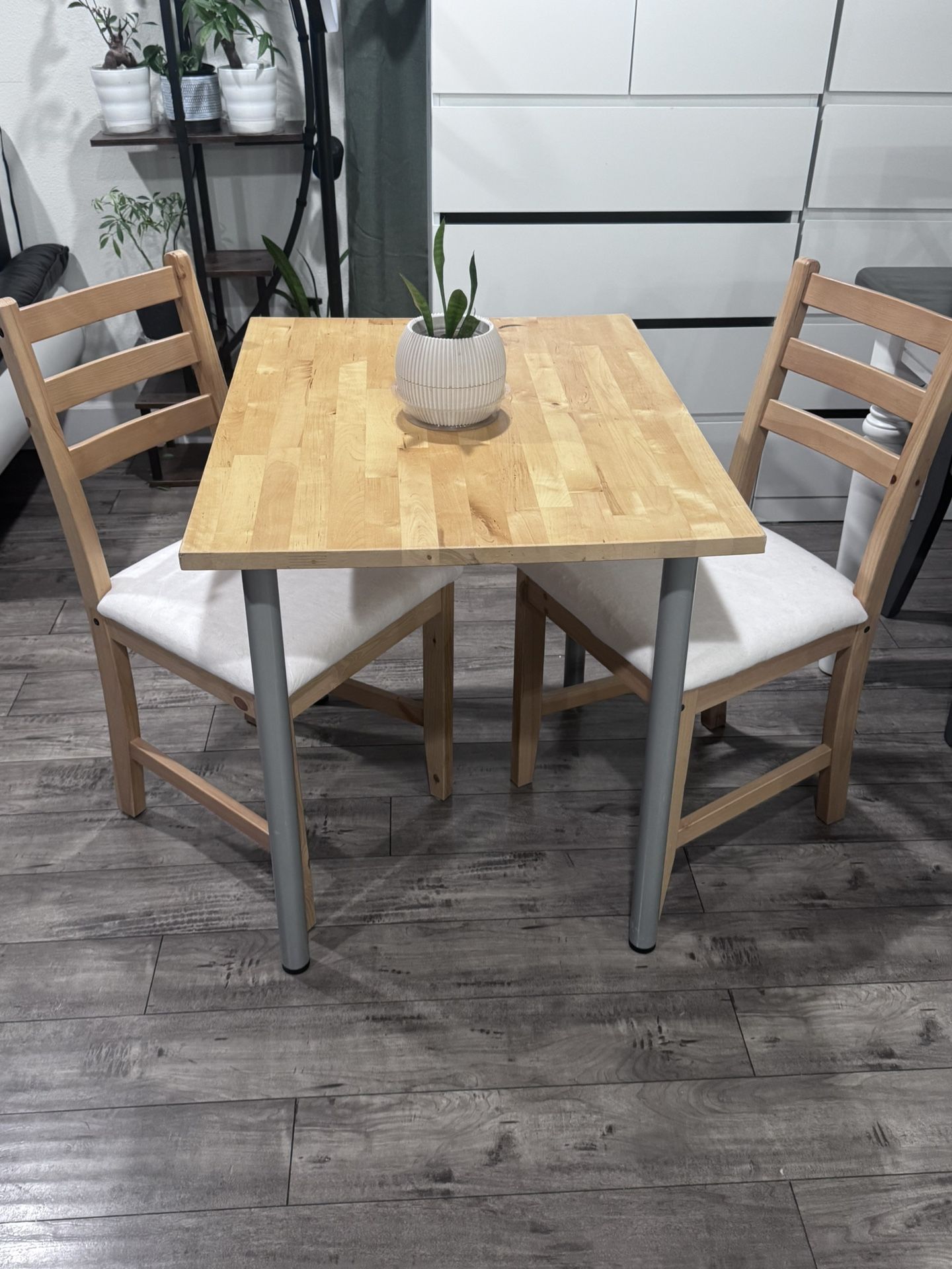 Dinette With 2 Chairs