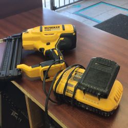 Brad Nailer  Dewalt DCN680 20v With Battery And Charger