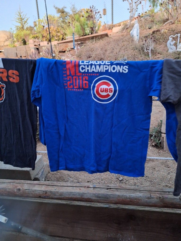 Long sleeve cubs T-shirt.