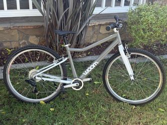 Woom 6  26 inch  8 speed all aluminum light weight bike like new