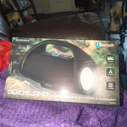 Speaker with handle flashlight