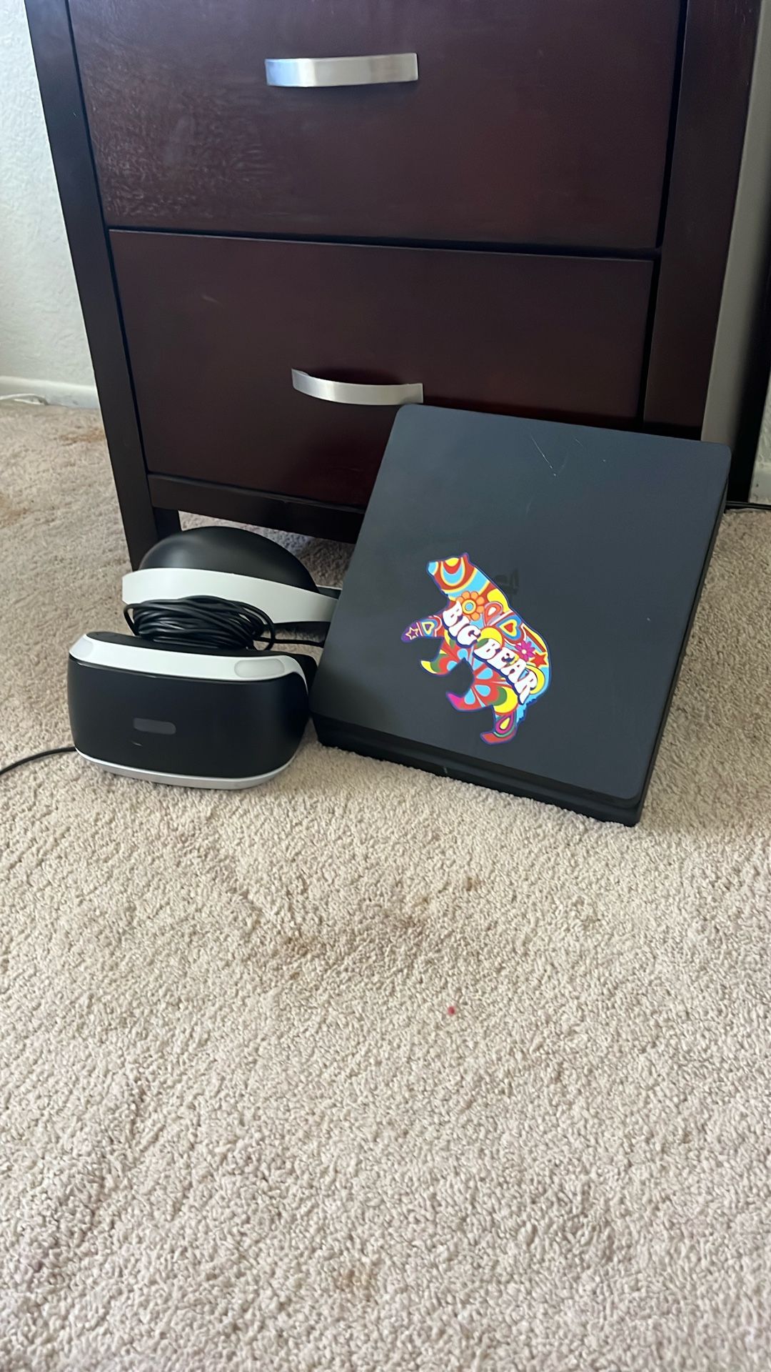 PS4 Slim + VR NO CONTROLLERS FOR THE CONSOLE OR VR