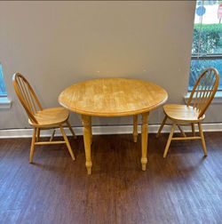 Kitchen table and chairs 🪑