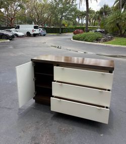BEDROOM DRESSER  WITHOUT MIRROR 3 DRAWERS AND SHELVES WHITE AN BROWN COLOR IN GREAT CONDITION