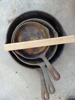Benjamin and Medwin set of 3 Cast Iron Skillets