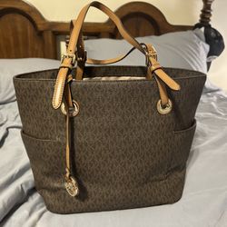Brown Michael Kors Handbag with Gold Accents – Classic & Chic 👜✨
