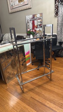 Sliver bottom for glass table