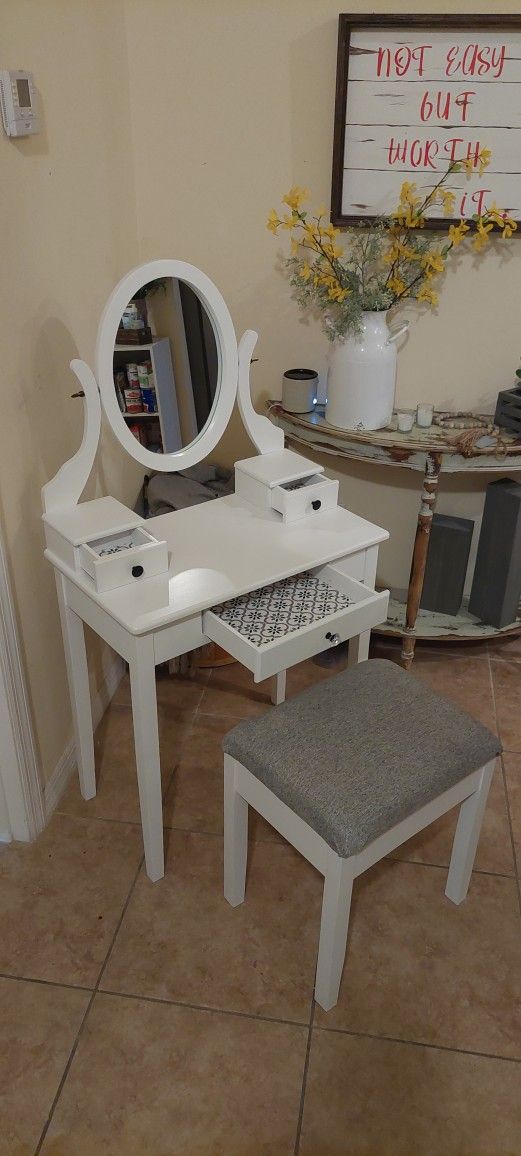 Gloss White Make Up Vanity And Stool