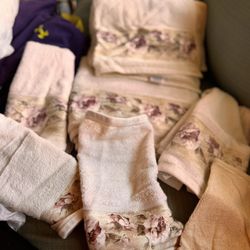 Towel set two bath towels, oversized, two hand towels, three washcloths actually never used