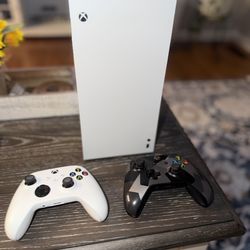 Xbox Series X White Digital 1TB 3 Controllers Like New