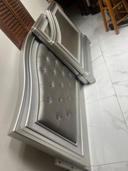 Beautiful twin size be with box spring no mattress it’s good for kids or guests room